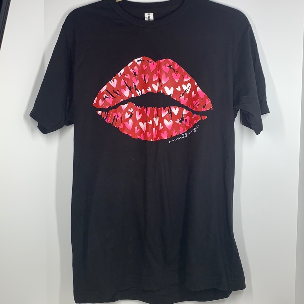 EUC One24Rags Heart Lips Graphic T-shirt sz Medium